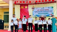 Liebe verbreiten durch ehrenamtliche Tätigkeiten von Studenten aus Hanoi.