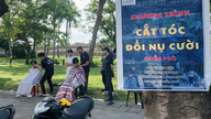 Un salon de coiffure chaleureux sur un trottoir de Hué, l'ancienne capitale, qui « transforme les sourires » en de meilleurs.