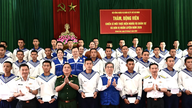 Ledere fra Ho Chi Minh City besøger nye rekrutter på Naval Region 4 Training Center.