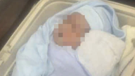 Søger efter pårørende til forladt baby på hospitalet.