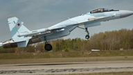 Un aereo da combattimento alieno russo entra in "battaglia".