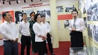 Vicepremierminister Pham Thi Thanh Tra ofrede røgelse til minde om hende på stedet, hvor Dien Bien Phu-kampagnekommandoens hovedkvarter ligger.