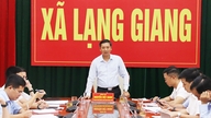 Le secrétaire adjoint du Comité provincial du Parti et président du Conseil populaire provincial, Nguyen Viet Oanh, a travaillé avec le Comité permanent du Comité du Parti de la commune de Lang Giang.