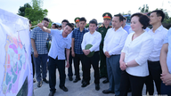 Vice premiärminister Pham Thi Thanh Tra offrade rökelse för att hedra general Vo Nguyen Giap i Muong Phang-kommunen.