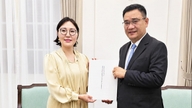 Mongolian Vietnamin-suurlähettiläs esittelee kopion valtuuskirjeestään.
