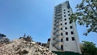 בניינים רבי קומות ליד נהר טו ליך "נחתכים בפינות" כדי לפנות מקום לכביש הטבעת 2.5 בהאנוי.