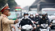 हनोई: प्रकाश व्यवस्था के उन्नयन के लिए कई सड़कों पर यातायात का मार्ग बदला जा रहा है।