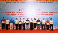 Quang Ninh Industrial University får ett utmärkelseintyg vid Mao Khe Ward Sports Festival.