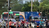 Sælgere breder sig ud på kryds i Hanoi, hvilket skaber en konstant risiko for ulykker.