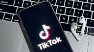 TikTok, izinsiz yapay zekâ destekli müziklere yönelik kontrolleri sıkılaştırıyor.