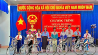 Des représentants du Conseil populaire de la commune thaïlandaise de Chư A dialoguent avec des enfants.