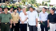 Nguyen Tien Hai, partisekretær i provinsen An Giang, udfører en feltundersøgelse ved Cam-bjerget.