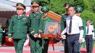 Thanh Hoa: Mindehøjtidelighed og begravelse af 19 jordiske rester af frivillige soldater, der døde i Laos.