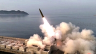 Corea del Norte prueba un nuevo sistema de lanzamiento de misiles multipropósito y armas tácticas.