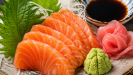 Hvorfor serveres rå laks altid med wasabi, syltet ingefær og perillablade? En mindre kendt kendsgerning.