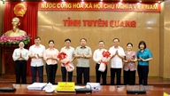 Formanden for den provinsielle folkekomité, Phan Huy Ngoc, lykønsker de to nye næstformænd for den provinsielle folkekomité.