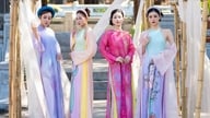 Cao Minh Tiến ja Ngọc Hân kunnioittavat áo dàia, perinteistä vietnamilaista pukua.