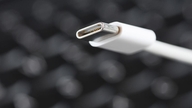 Dlaczego ten sam kabel USB-C ładuje niektóre urządzenia szybciej niż inne?