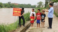 Thai Nguyen installe des panneaux d'avertissement pour prévenir les noyades.