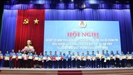 Başkan Ho Chi Minh'in örneğini takip ederek, çalışanlar işlerinde en iyi olmak için yarışıyorlar.