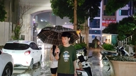 Hanói recebe uma refrescante "chuva dourada" após uma série de dias de calor escaldante.