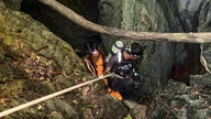 Cinco personas fueron encontradas con vida tras permanecer atrapadas durante una semana en una cueva inundada en Laos.