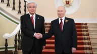 Katso, kuinka Kazakstanin hävittäjät saattavat Putinin koneen Astanaan.