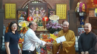 Gia Lain maakunnan Vietnamin isänmaanrintaman johtajat vierailivat ja onnittelivat Buddhan syntymäpäivän johdosta.