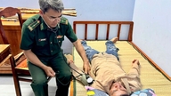 Пограничный пост Тан Тьен оперативно спас двух членов экипажа, дрейфующих в море.