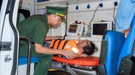 General Phan Van Giang roser redningsholdet for at have reddet 11 mennesker i nød i farvandet ud for Bach Long Vi.