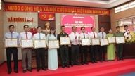 Komune Khanh Hung: Pujian diberikan kepada 12 kolektif dan 31 individu atas pencapaian mereka dalam melaksanakan model kerajaan tempatan dua peringkat.