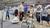 ロボットや安価な中国製ハイテク機器がホーチミン市に溢れ、それらを体験しようと多くの観光客が押し寄せている。