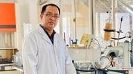 Un profesor vietnamita recibe un premio a la excelencia editorial de una editorial de renombre mundial.