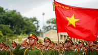 Lao Cain maakunnan puoluekomitea antoi direktiivin poliisiupseerien muodostamisesta "kokonaisvaltaisen maakunnan kehityksen, vahvan yhteisökehityksen ja ruohonjuuritason osallistumisen" suuntaan, joka vastaa uuden aikakauden vaatimuksiin ja tehtäviin.