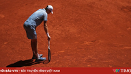 Jannik Sinner kollapser i Paris: Da kroppen svigter verdens førende tennisspiller.