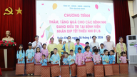 Partisekretær Quan Minh Cuong besøger og overrækker gaver til børnepatienter på Quang Ninh Obstetrics and Pediatrics Hospital.