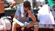 ការបរាជ័យរបស់ Jannik Sinner នៅ Roland Garros៖ សោកនាដកម្មដោយសាររបួស និងការភ្ញាក់ផ្អើលជាប្រវត្តិសាស្ត្រប្រឆាំងនឹង Cerundolo។