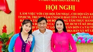 ศิลปินแห่งชาติ ตัน เกียว และ ฮวาง ตัน ยืนเคียงข้างกันในการอนุรักษ์มรดกจากรากเหง้าของชุมชน