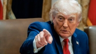 Os Estados Unidos e o Irã chegaram a um acordo para estender o cessar-fogo, aguardando a aprovação do presidente Trump.