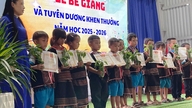 Særlig dimissionsceremoni: Studerende fra den bjergrige region Da Nang modtager belønninger i form af Ngoc Linh ginseng-planter.