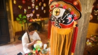 Een jonge vrouw, geboren in de jaren negentig, blaast nieuw leven in traditionele Vietnamese operamaskers.