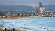 Libanons kulturarvsby er opslugt af flammer efter en række israelske luftangreb, og Beirut iværksætter diplomatiske anstrengelser.