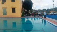 Tre børn i kritisk tilstand, mistænkt for at være blevet dræbt af elektrisk stød i en swimmingpool.