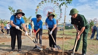 Dong Hung Thuan mahallesindeki insanlar, Başkan Ho Chi Minh'i anmak için ağaç dikiyor.