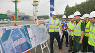 Le général Nguyen Truong Thang inspecte l'avancement du projet de dépollution à la dioxine de l'aéroport de Bien Hoa.