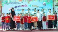 Visita e entrega de presentes à Aldeia Infantil SOS em Thai Binh.