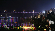 Festival malam yang mempesonakan di tepi Sungai Da Giang.