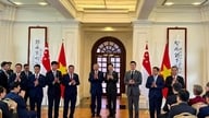 Partisekretæren i Ho Chi Minh-byen, Le Ngoc Chau, presenterte investeringsgodkjenningsvedtakene for tre prosjekter implementert av VSIP.