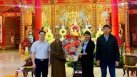 Ledere fra Tan Ha kommune i Lam Ha-distriktet besøker byen og gratulerer med Buddhas fødselsdag.
