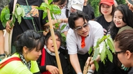 Ha Anh Tuan og 1.000 tilskuere vadede gennem mudderet for at plante grønne frøplanter i Van Long-lagunen.